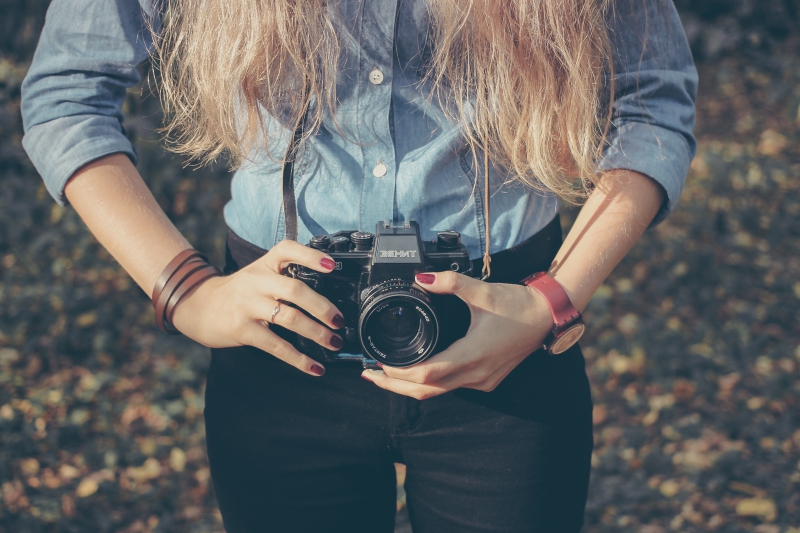 photographe-GARS-min_hand-person-girl-woman-camera-photography-614-pxhere.com